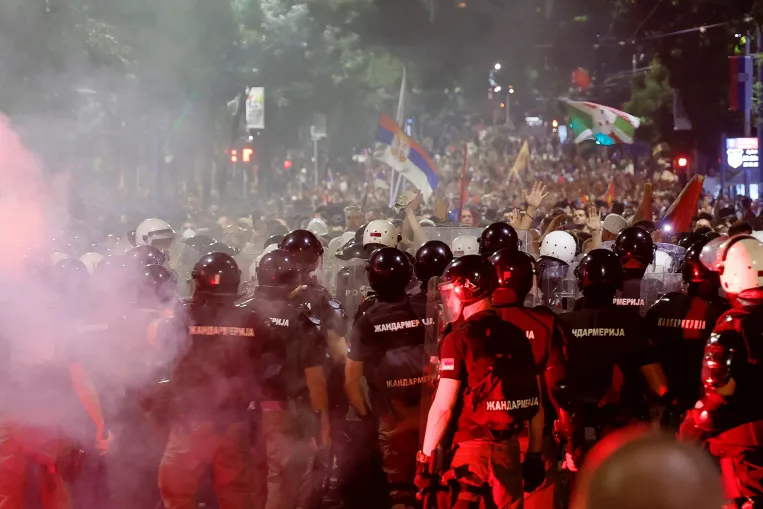 Tüntetés, könnygáz, blokád: Vučić lenácizta és lehuligánozta az új választást követelő diákokat
