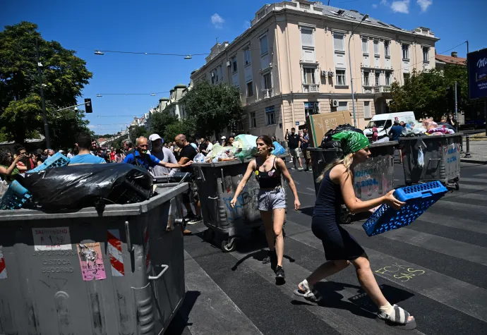 Tüntetők blokádot építenek Belgrádban 2025. június 30-án – Fotó: Oliver Bunic / AFP