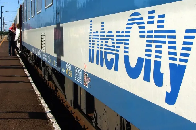 72 éves utas fejére esett egy leszakadt lámpa a Savaria InterCityn