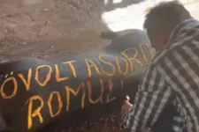 Pócs János ismét levágott disznóval kampányolt, most azt írta rá, hogy „ő volt a soros Romulusz”