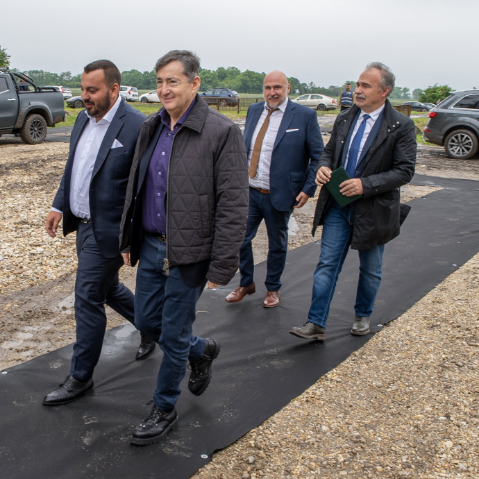 Csak Mészáros Lőrinc nyomtathatja majd pólóra, hogy „gondolom, nem gyalog”
