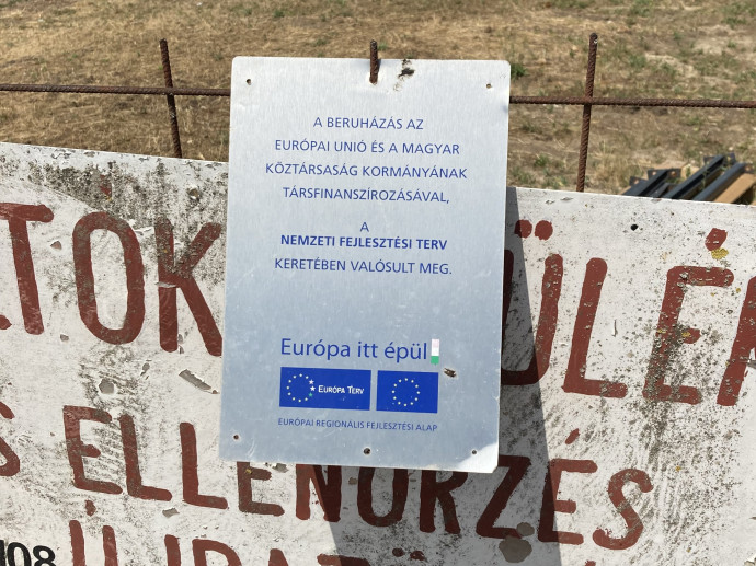 Egy nehezen érthető tábla a támogatásokról. Fotó: G7