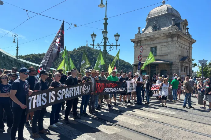 A HVIM állítja, hogy Zack Snydert idézte a „This is Sparta” transzparenssel