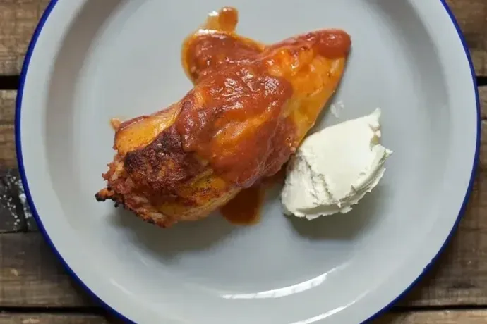 Töltött paprika, itt épp sütve – Fotó: Ács Bori / Telex