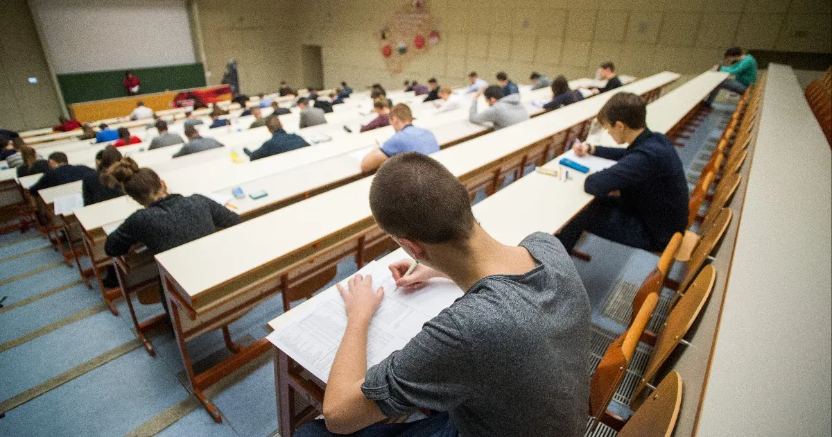 Leállította a Corvinus a kísérletet, ahol a diákok egy része MI-t használhatott, de így is érdekes eredmények vannak