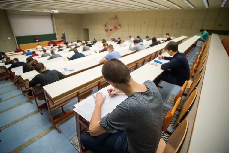 Leállította a Corvinus a kísérletet, ahol a diákok egy része MI-t használhatott, de így is érdekes eredmények vannak