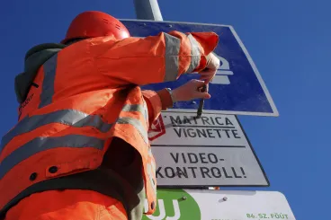 Több mint tízezer állami dolgozó fizetésén kell spórolni azonnali hatállyal