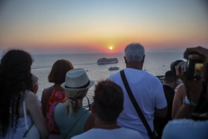 Turisták gyülekeznek, hogy megnézzék a naplementét Oia faluból a görögországi Szantorini szigetén, 2024. július 20-án – Fotó: Aris Oikonomou / AFP