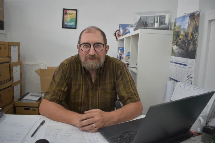 A HVCSK irodája és Zólya László András igazgató – Fotó: Tőkés Hunor / Transtelex