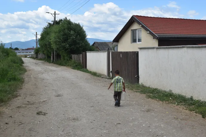 Kisgyerek megy az 5 literes flakonnal a téglagyár egyik feléből a másikba, többen vándorolnak a több száz méterre lévő csaphoz, ami nem nevezhető hosszútávú megoldásnak, de nekik ez adatik meg, néha még ez sem – Fotó: Tőkés Hunor / Transtelex