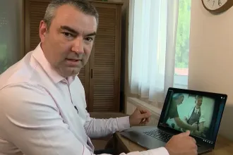 Négyszer is megosztotta a Hirado.hu, ahogy Lomnici magyaráz a Zelenszkijt és Magyart szemétkupacként ábrázoló videóról