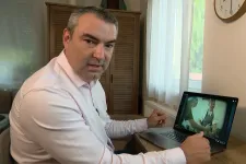 Négyszer is megosztotta a Hirado.hu, ahogy Lomnici magyaráz a Zelenszkijt és Magyart szemétkupacként ábrázoló videóról