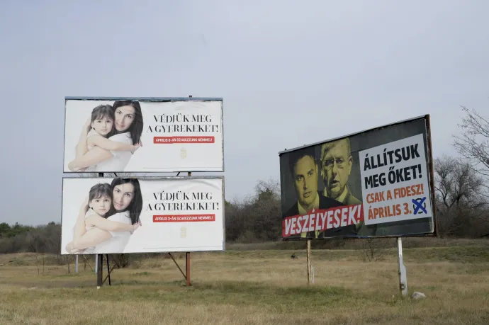 A kormány megbízásából készített népszavazásról szóló óriásplakátok és a Fidesz választási plakátja Budapesten, a Nagykőrösi úton 2022. március 30-án – Fotó: Koszticsák Szilárd / MTI