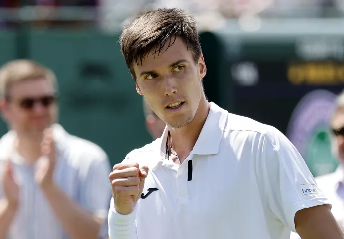 Marozsán Fábián a pontszerzését ünnepli az ausztrál James McCabe elleni játszmában a wimbledoni teniszbajnokság első fordulójában Londonban 2025. július 1-jén – Fotó: Tolga Akmen / EPA / MTI