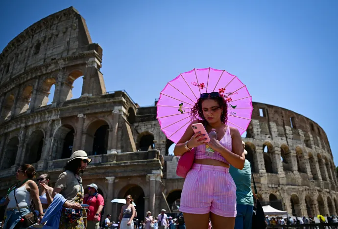 Turista napernyővel a Colosseum előtt – Fotó: Tiziana Fabi / AFP