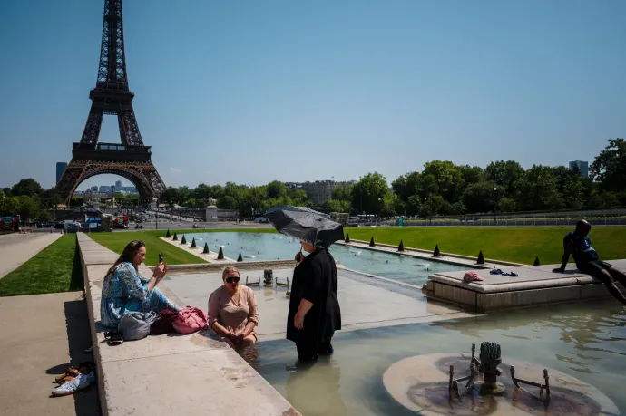 Turisták a Trocadero szökőkútban 2025. július 1-én – Fotó: Dimitar Dilkoff / AFP