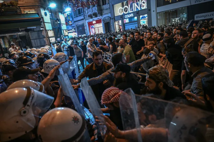 Tüntetés a lap szerkesztősége előtt – Fotó: Ozan Kose / AFP
