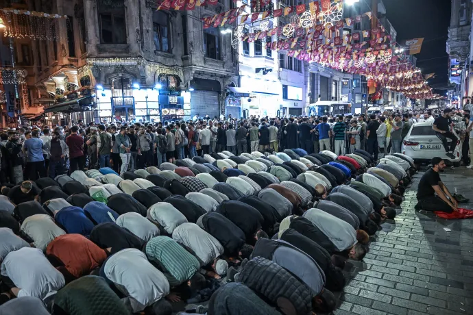 Tüntetés a lap szerkesztősége előtt – Fotó: Ozan Kose / AFP