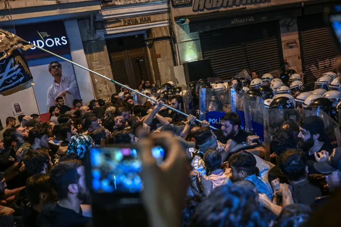 Tüntetés a lap szerkesztősége előtt – Fotó: Ozan Kose / AFP