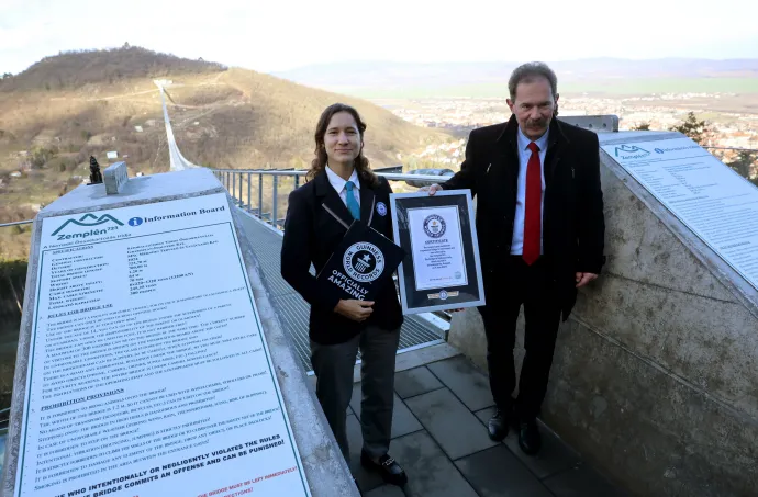 Anouk de Timary hivatalos bíró és Szamosvölgyi Péter (Fidesz–KDNP) polgármester a Nemzeti összetartozás hídjánál a Guinness-rekord tanúsítványának átadóján, Sátoraljaújhelyen, 2025. január 29-én. A tavaly június 4-én átadott, 723 méter hosszú építmény a világ leghosszabb fesztávolságú gyalogos függőhídja lett – Fotó: Vajda János / MTI