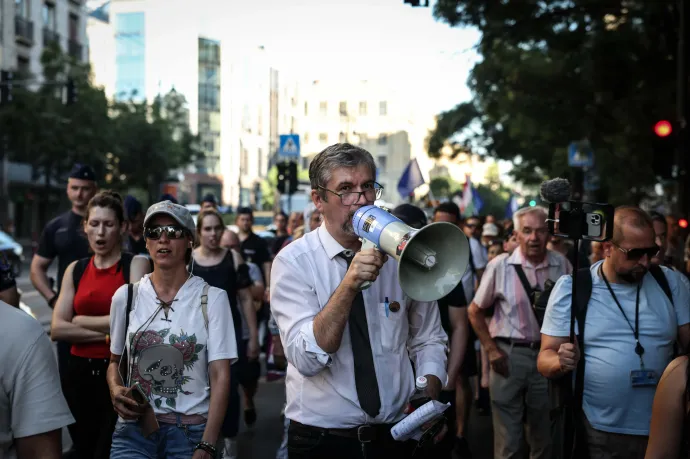Hadházy Ákos ismét tüntet, a tömeg a Belügyminisztérium épületéhez vonult