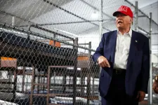 Trump azzal adta át az Aligátor Alcatraz börtönt, hogy a bevándorlóknak majd cikkcakkban kell futniuk