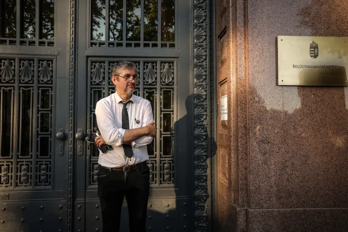 Hadházy Ákos ismét tüntetett, a tiltakozók a Belügyminisztérium épületéhez vonultak