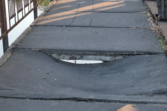 Beszakadt a járda a ramaty állapotban lévő Gubacsi hídon