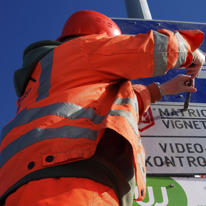 Több mint tízezer állami dolgozó fizetésén kell spórolni azonnali hatállyal