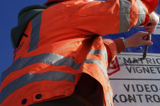 Több mint tízezer állami dolgozó fizetésén kell spórolni azonnali hatállyal
