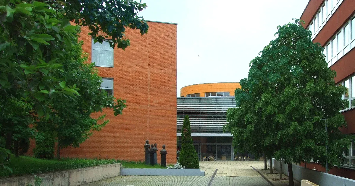 Tízezer forintot kért volna a diplomaosztóért az Óbudai Egyetem egyik kara a végzősöktől, aztán mégse tette