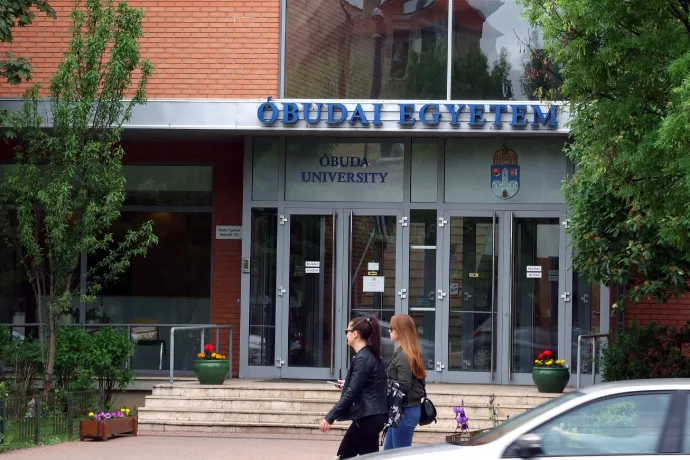 Tízezer forintot kért volna a diplomaosztóért az Óbudai Egyetem egyik kara a végzősöktől, aztán mégse tette
