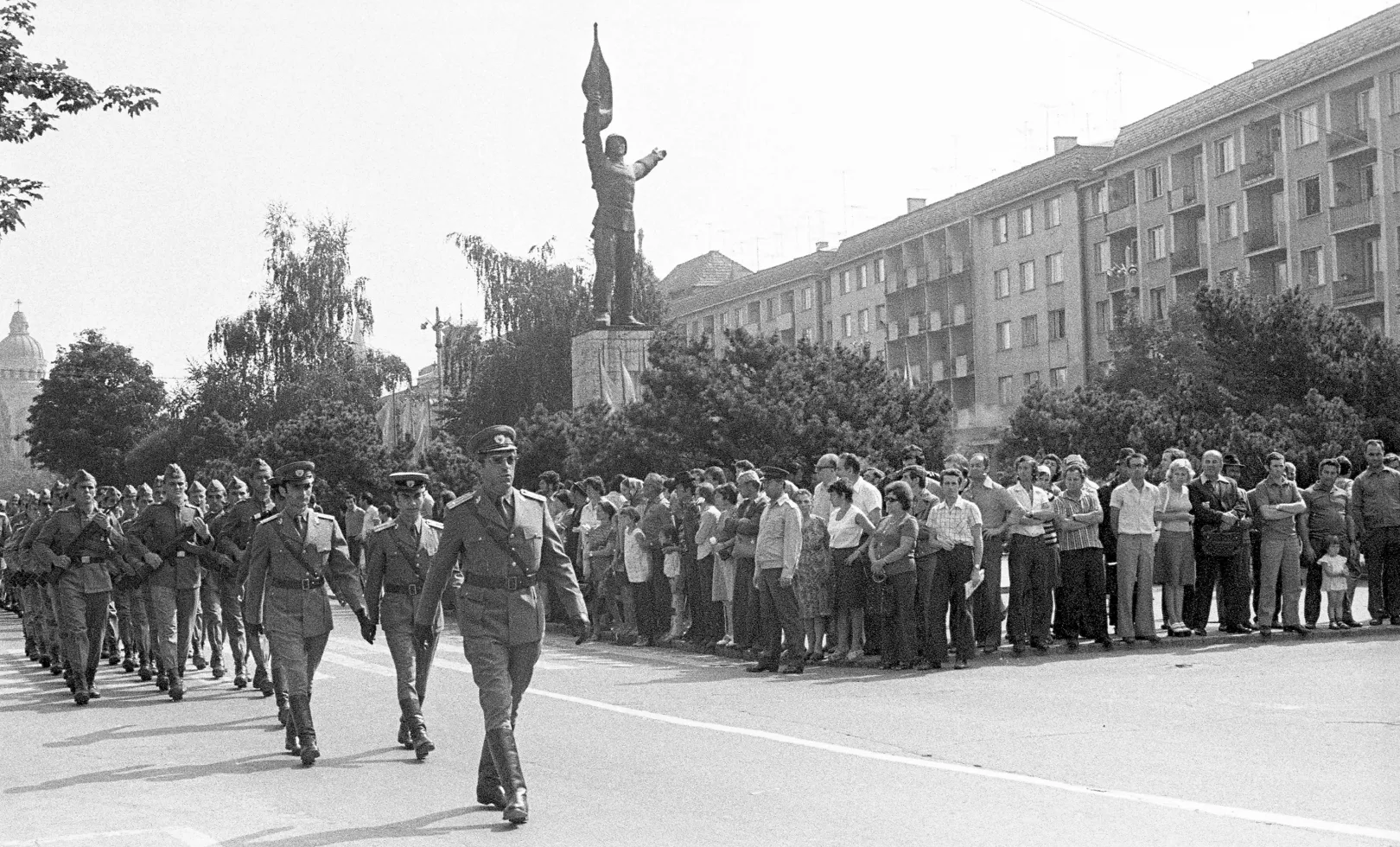 Marosvásárhely, Hősök emlékműve, 1977 – Fotó: Erdélyi Lajos / Blinken OSA Archívum