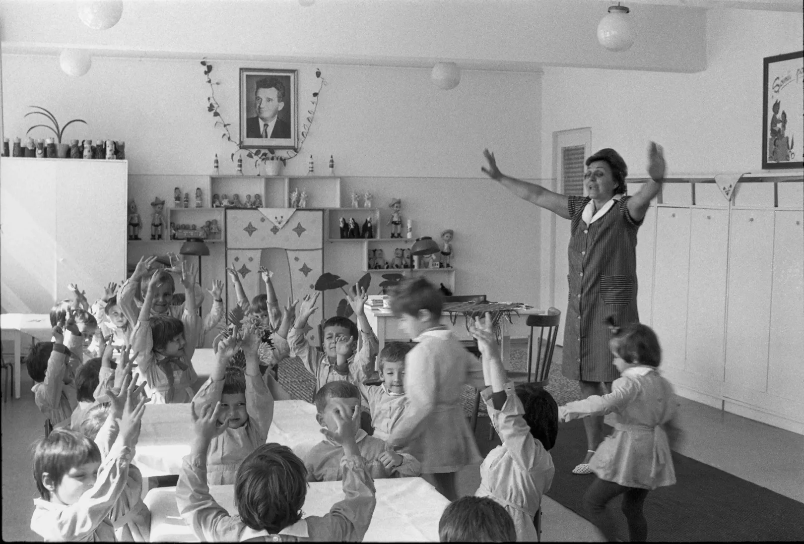 Társadalmi ellenőrök látogatása az óvodában, Kolozsvár, 1978 – Fotó: Erdélyi Lajos / Blinken OSA Archívum