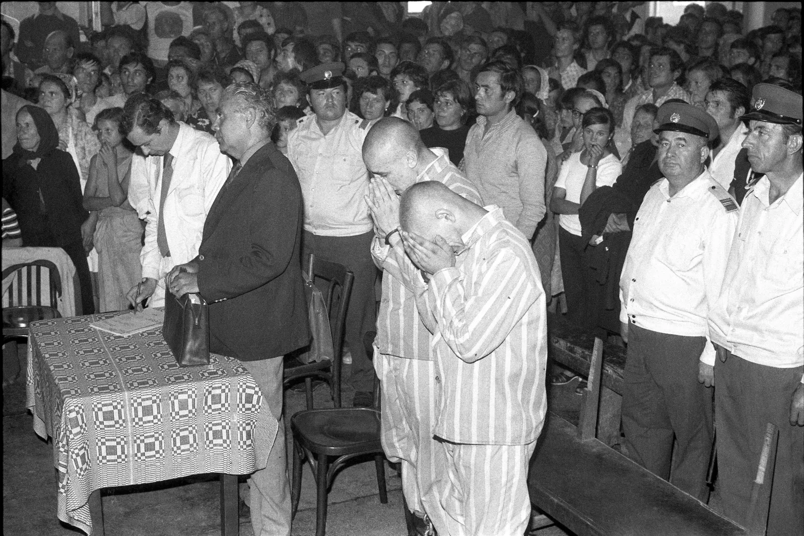 Bírósági tárgyalás, ismeretlen település, 1983 – Fotó: Erdélyi Lajos / Blinken OSA Archívum