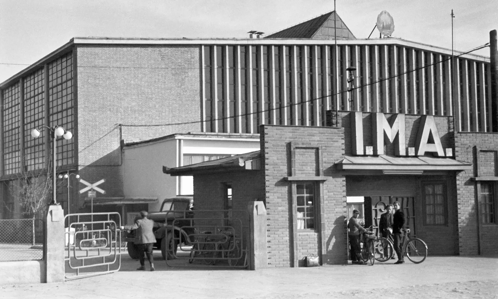 IMA, Nagyenyed legnagyobb ipari vállalatának főbejárata, 1964 – Fotó: Erdélyi Lajos / Blinken OSA Archívum