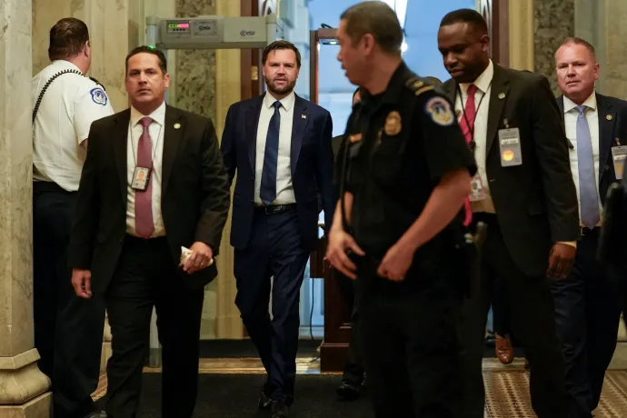 Csak az alelnök szavazatával ment át a szenátuson Trump elnökségének legfontosabb törvénye
