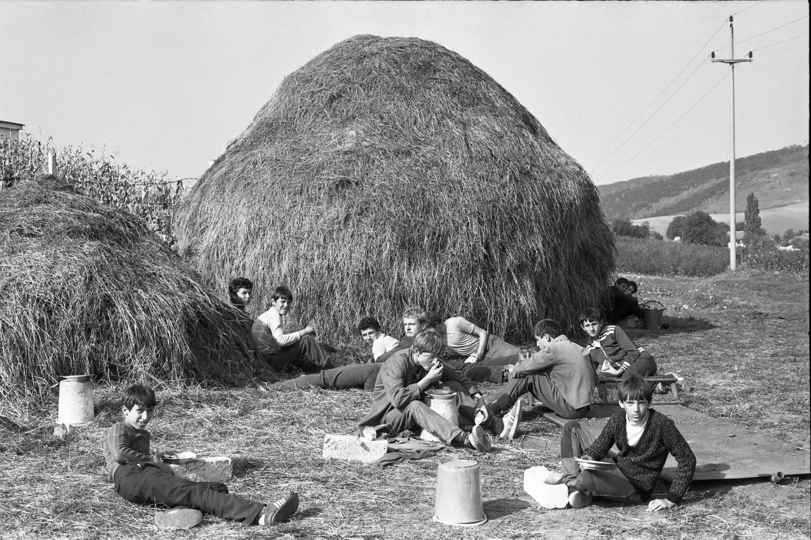 Ebéd. Almaszüret, Szabéd, Maros megye, 1985 – Fotó: Erdélyi Lajos / Blinken OSA Archívum
