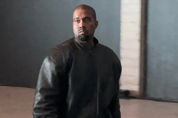 Ausztrália érvénytelenítette Kanye West vízumát a Hitlert éltető száma miatt