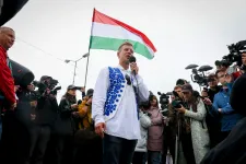 Magyar Péter ironikusan reagált arra, hogy Lázár szerint a Tisza Párt rátámadt a magyar vasútra