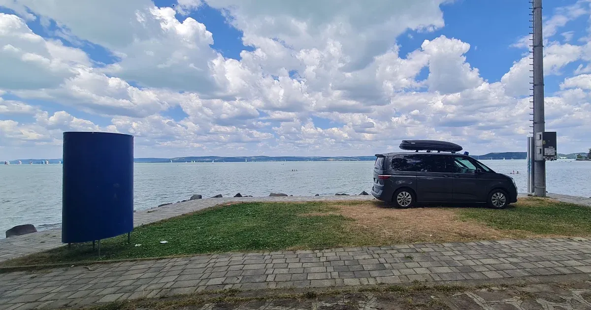 Megrongálták az autót, ami tilosban várakozott a balatonföldvári mólón