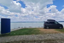 Megrongálták az autót, ami tilosban várakozott a balatonföldvári mólón