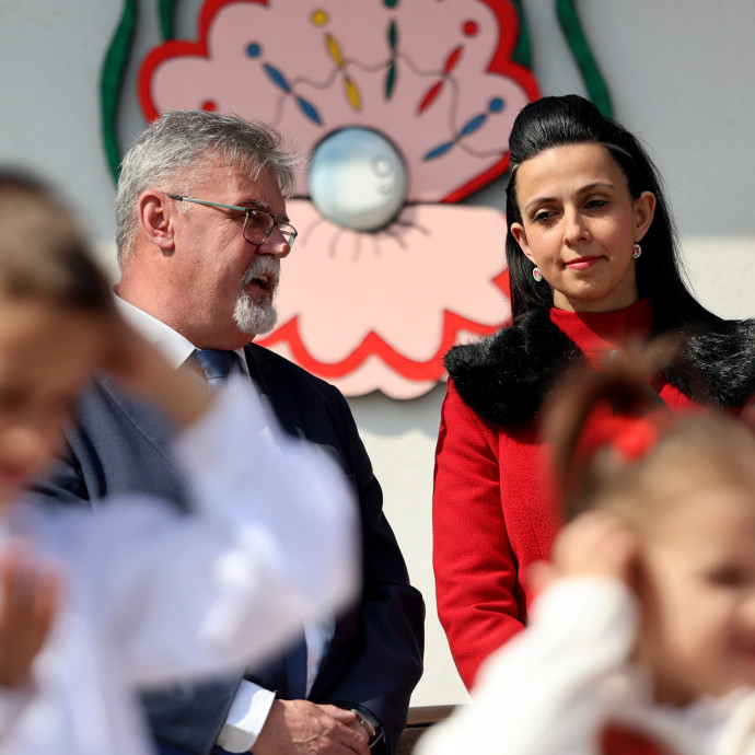 Sok település olyan kiszolgáltatott, hogy a polgármesternek muszáj „szembeköpnie” magát