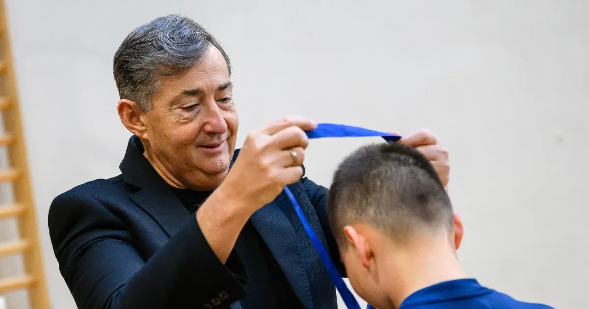 Akár 2200 milliárd forinttal is támogathatták az Orbán rendszer 13 kiemelt oligarcháját az uniós adófizetők