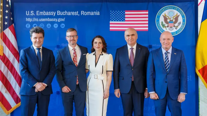 Nicuşor Dan a pódiumon, illetve miniszterelnöke és a nagykövetséget jelenleg vezető diplomaták társaságában – Fotó: presidency.ro