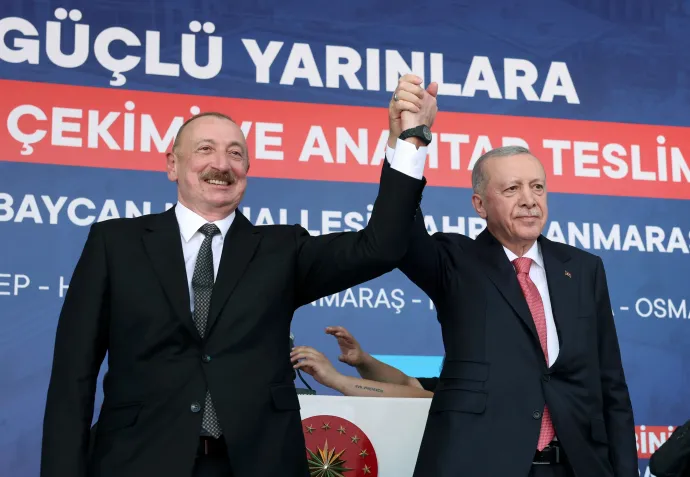 Aliyev és Erdoğan üdvözli a támogatókat a 2023. februári törökországi földrengések után azeri támogatással újjáépített házak átadási ünnepségén Kahramanmaraşban, Törökországban 2025. június 19-én – Fotó: Turkish Presidency / Mustafa Kamac / Anadolu / AFP