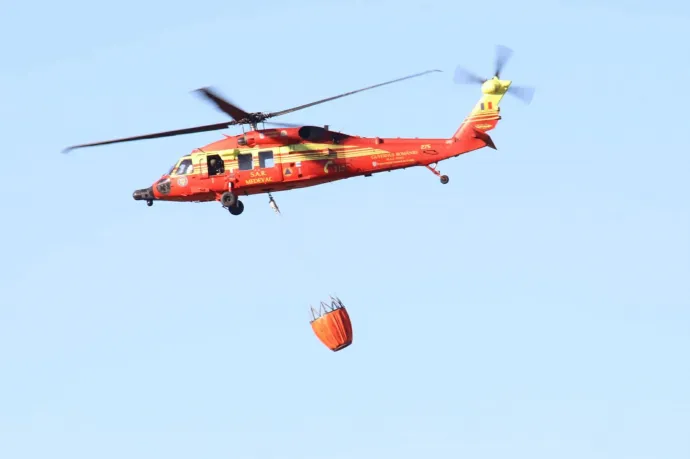 Erdőtűz ütött ki a Cibles-hegységben, helikopterrel is oltják a lángokat