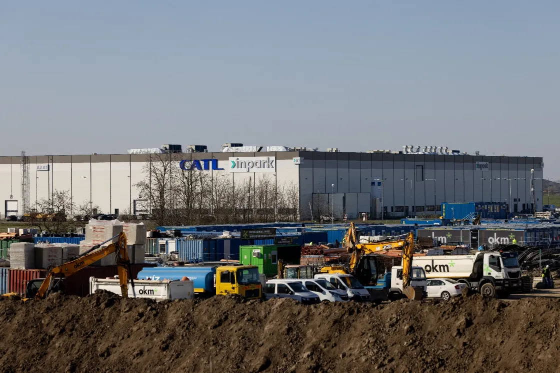 Azért költöztek Debrecenbe, mert jól fizető munkát találtak az akkugyárban. Indoklás nélkül kirúgták őket