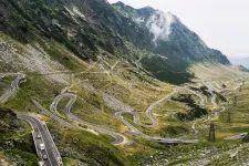 Medve ragadott el és ölt meg egy országúti parkolóban megálló olasz motorost Romániában