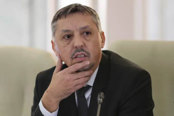 Daniel David: Egyszerűsítik és szigorítják a tanulói és hallgatói ösztöndíjak rendszerét